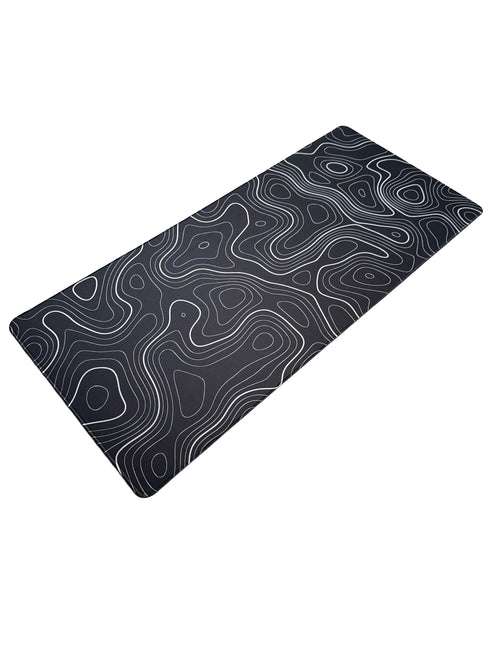 Zwart-witte muismat met abstract topografisch lijnpatroon – strak en modern design